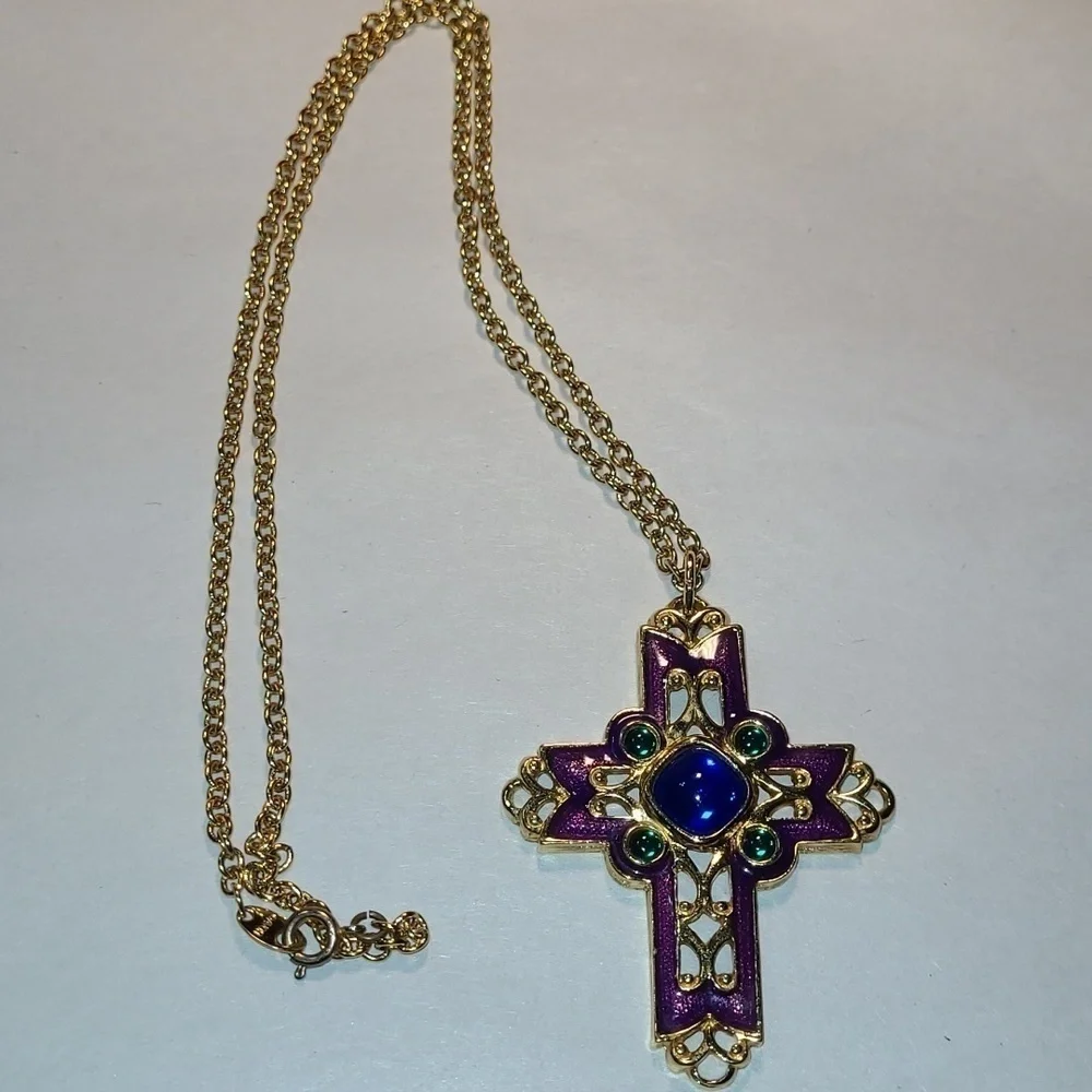 Women's Avon Cross with Chain NWOT
